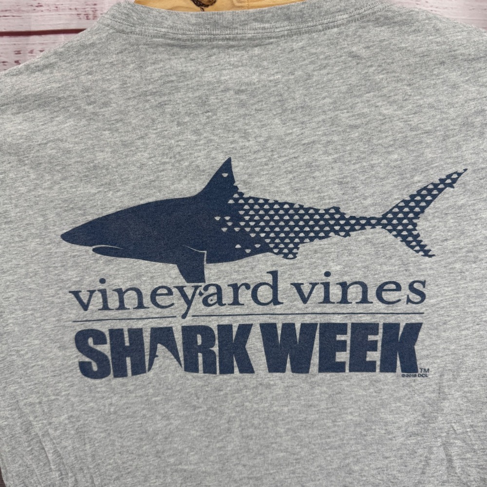 Vineyard Vines Shirt Mens Medium Shark Week Gray Long Sleeve Pocket Crewneck